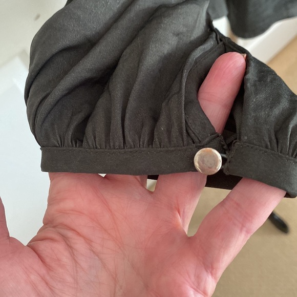 Beautiful dark olive  green Jennifer Lopez blouse!! Large - Picture 7 of 8